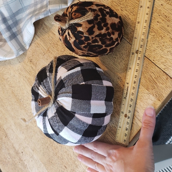 Set of 2 handmade fabric pumpkins - Picture 3 of 3